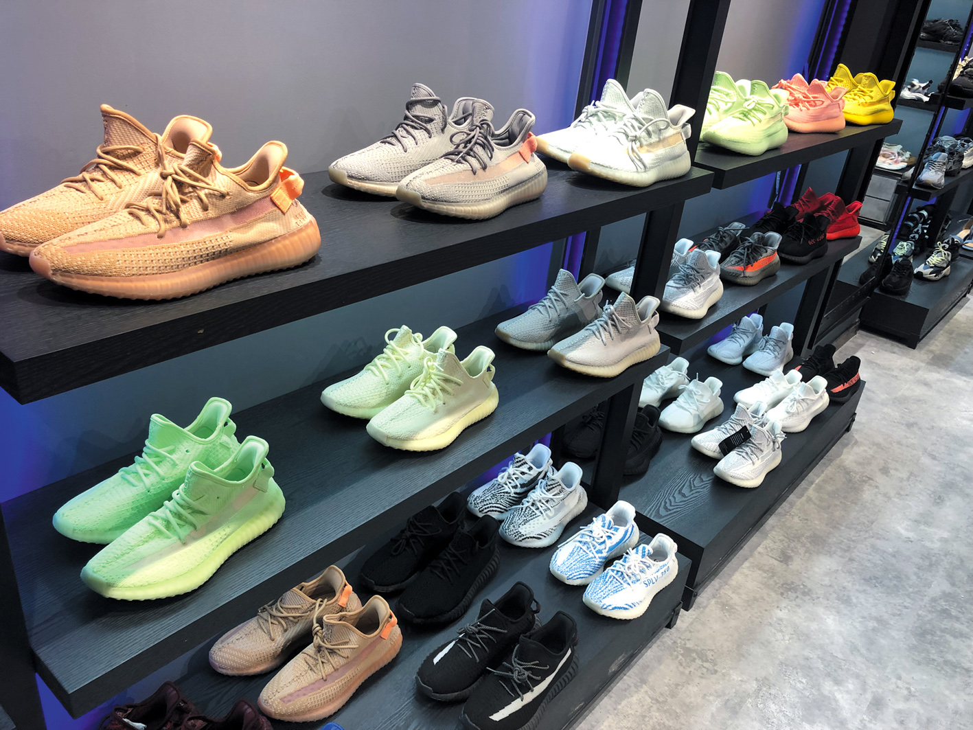 安福电商城：“阿迪耐克”百元只敢深夜开张，严打屡禁不止！