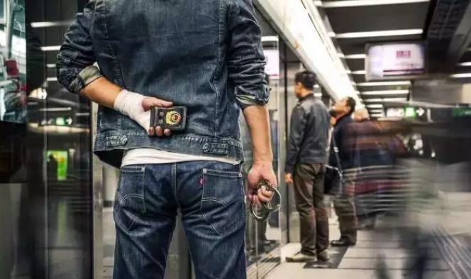 住手放开,放开那个女孩