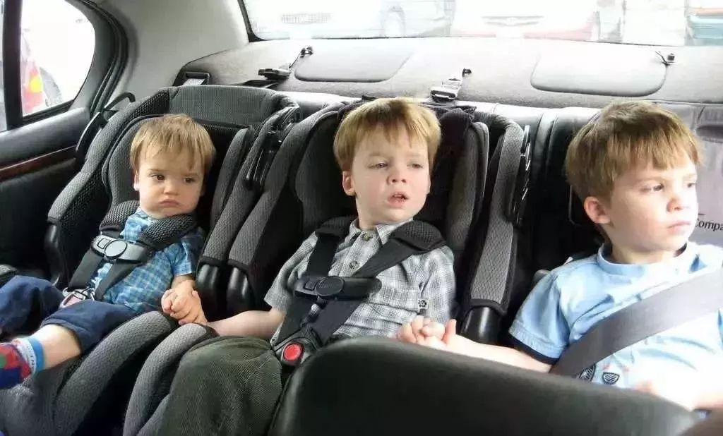 追尾婴儿被摔,急刹车小孩从后座摔下摔到头