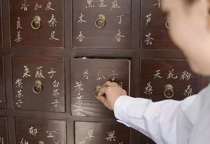 漂亮女人“敢”花钱，气质女人“会”花钱