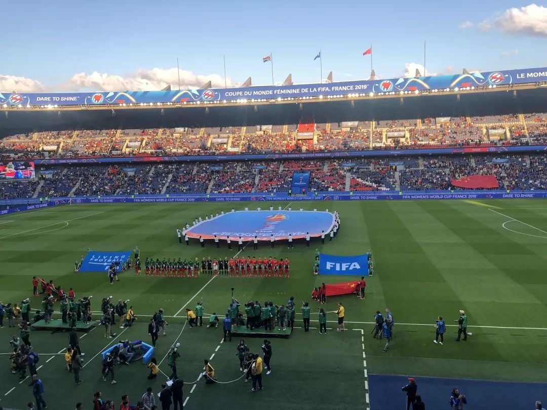 观看中国女足激动场面,看中国女足激动流泪