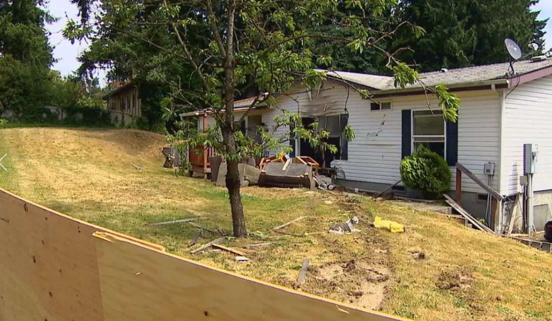 金县最危险的路口同一栋房子已第四次遭失控车辆的冲撞