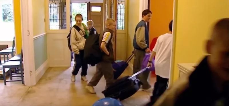 没有大人只有孩子一起住,没大人管的小孩