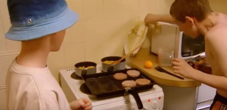 没有大人只有孩子一起住,没大人管的小孩