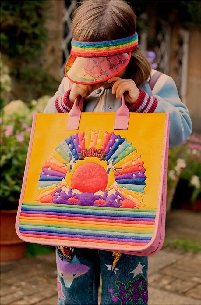 现在的成年人都怎么了,居然和小孩子抢包包