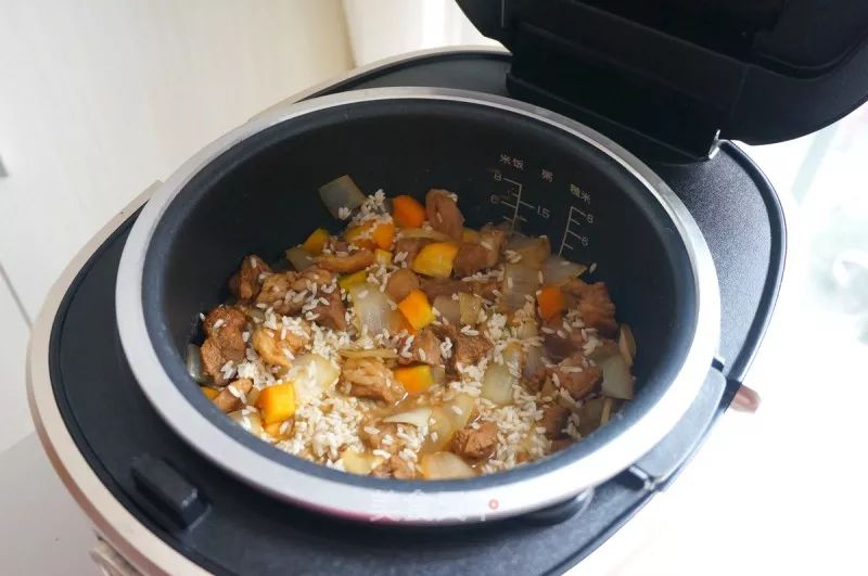 10分钟搞定的懒人焖饭有肉有菜 (懒人焖饭一锅就搞定重点是巨好吃)