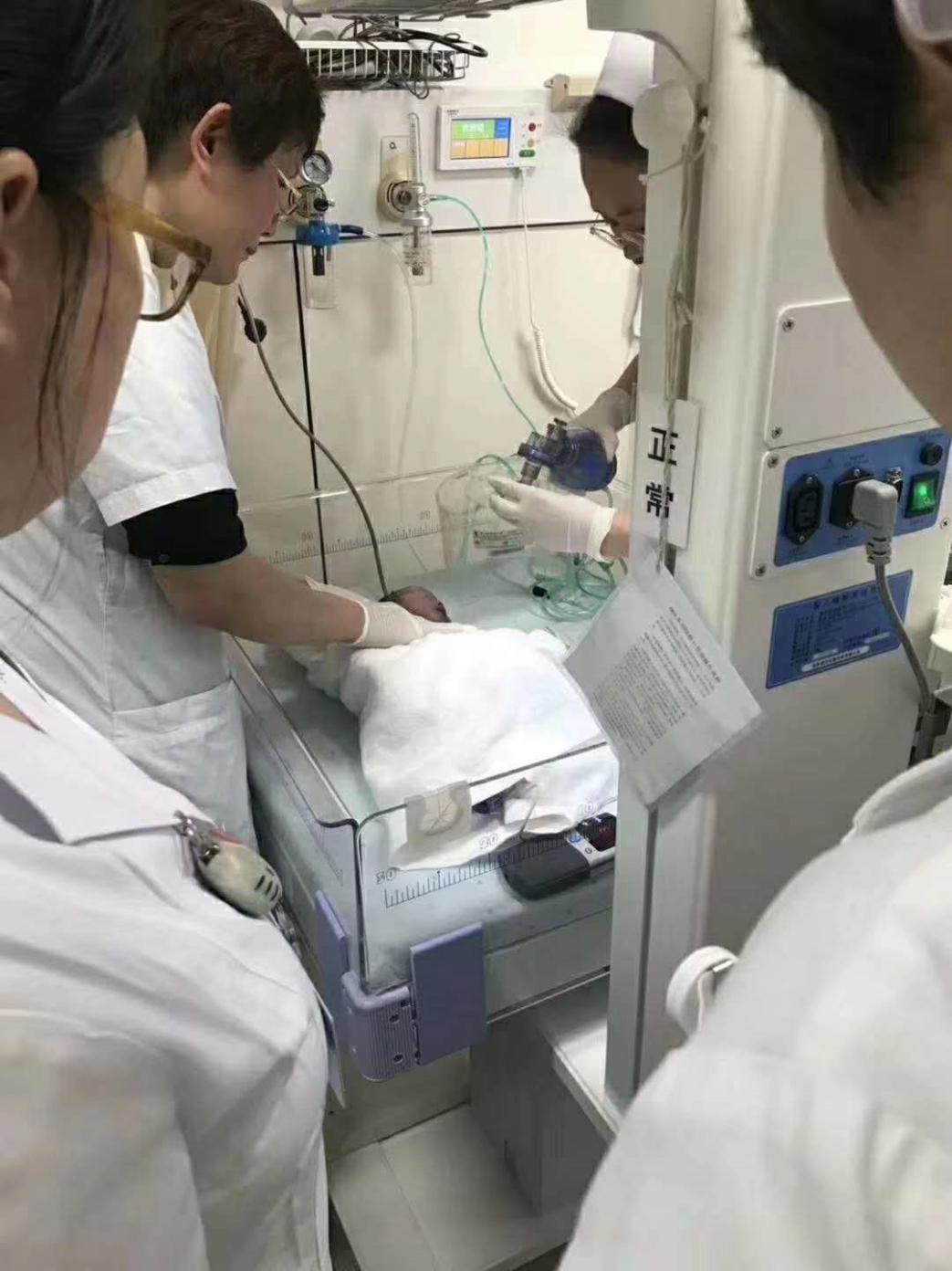 同时救两个女儿后续,医护人员抢救母女平安