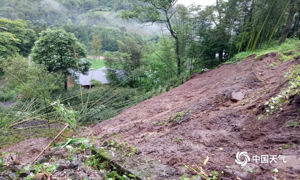 四川万源遭洪水侵袭,达州万源竹峪出现山体滑坡