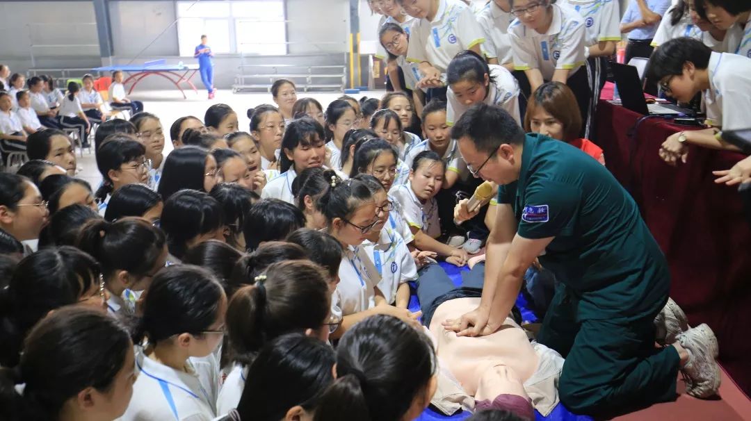 携手急救知识进校园,爱心进校园教你学急救