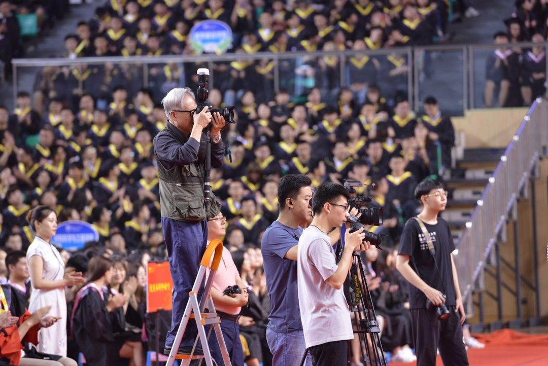 我们毕业了的感人事件,学生们毕业了感动哭了