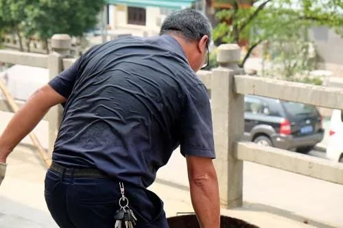 洗衣机里加点它，10分钟排出黑脏水