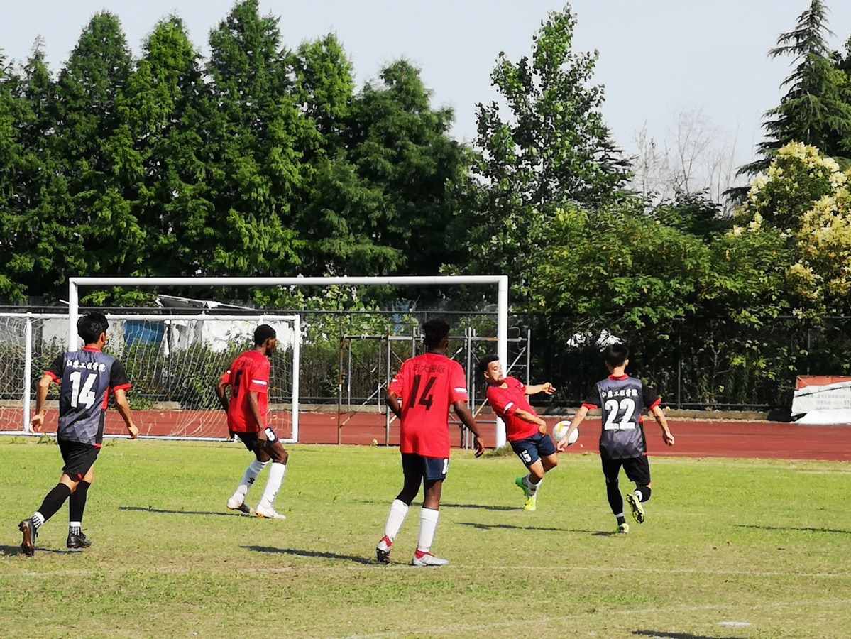 这支外籍友人足球队超牛连续蝉联两届南通中外友好足球邀请赛冠军