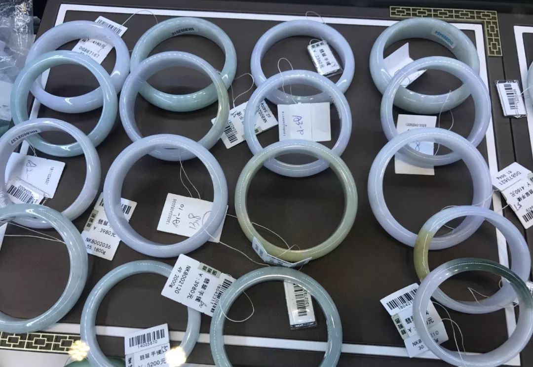 金店卖1万多翡翠实际价格是多少,万元翡翠千元购