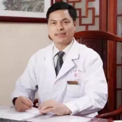 7岁小孩被足球砸到脑门要不要紧,小女孩踢球被撞