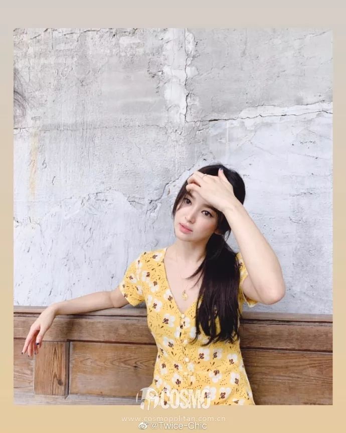 关晓彤穿绿丝绒裙大波浪,慵懒小黑裙关晓彤同款