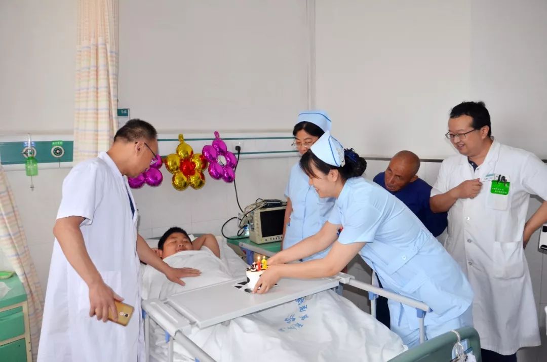 大手牵小手医护人员,大手牵小手致谢医护人员