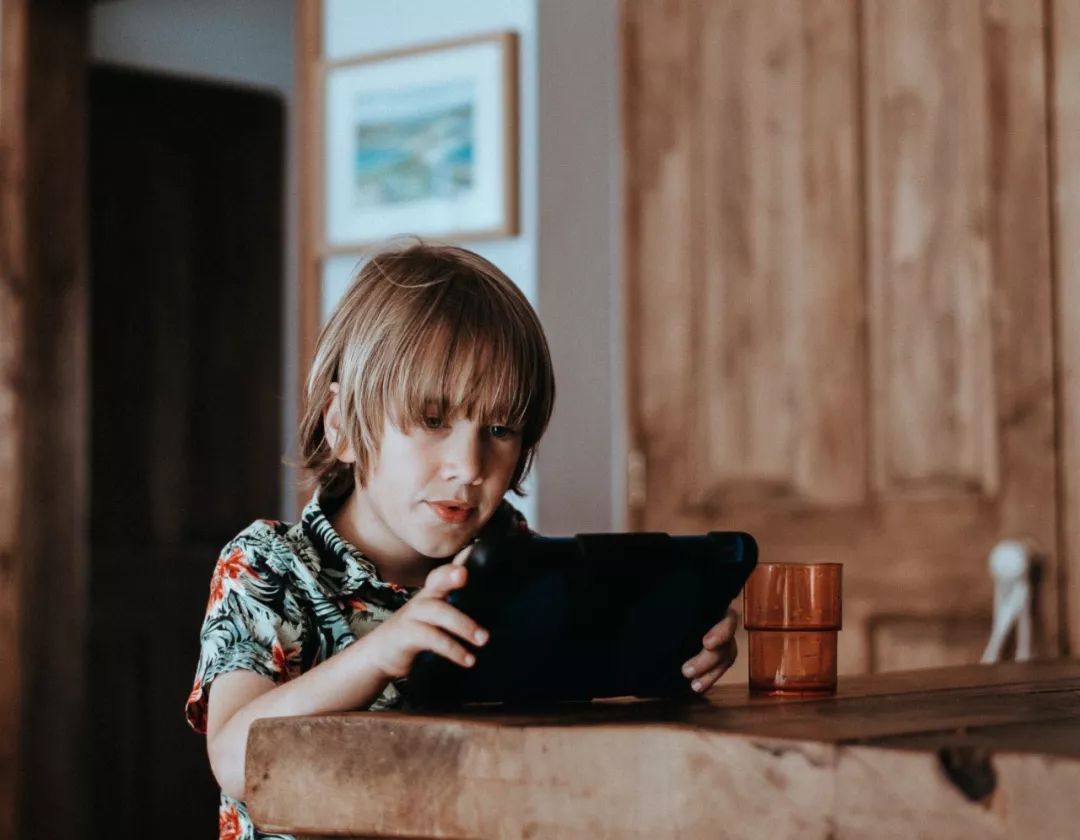 初二休学一年环游世界,夫妻休学带孩子环游世界