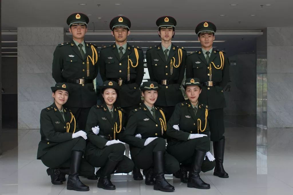 毕业照告别的是我们的青春,毕业照是我们永久的留念