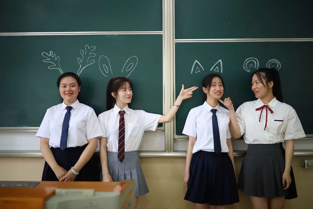 毕业照告别的是我们的青春,毕业照是我们永久的留念