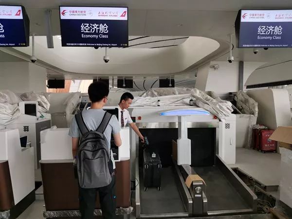 00后小伙开共享汽车,共享租车被扣分不处理