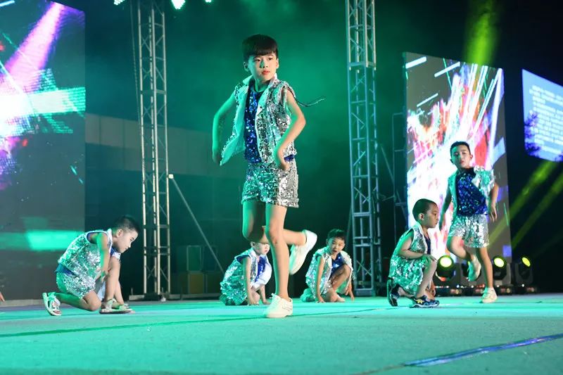 辉煌70载，娃娃送华章——我区举行喜迎建国七十周年消夏晚会