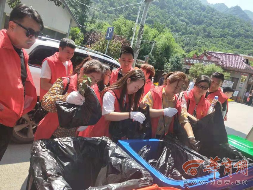 秦岭捡垃圾活动响应众多游客：建议培养市民良好习惯