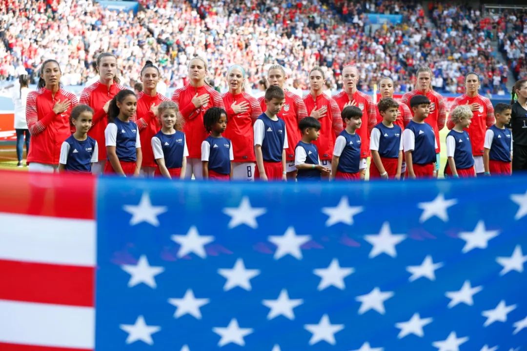 比起世界杯冠军,她们更希望获得和男人一样的权利