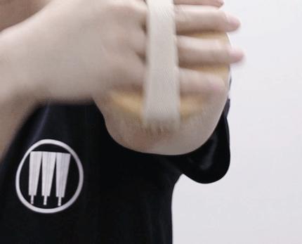 搓背再也不求人！风靡日本的弧形浴刷，轻轻一搓出污垢