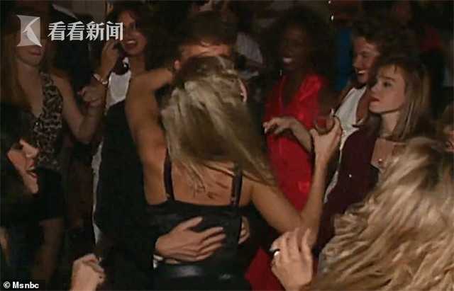 美大选激战正酣特朗普1992年搂辣妹热舞视频被“挖坟”卷入性丑闻