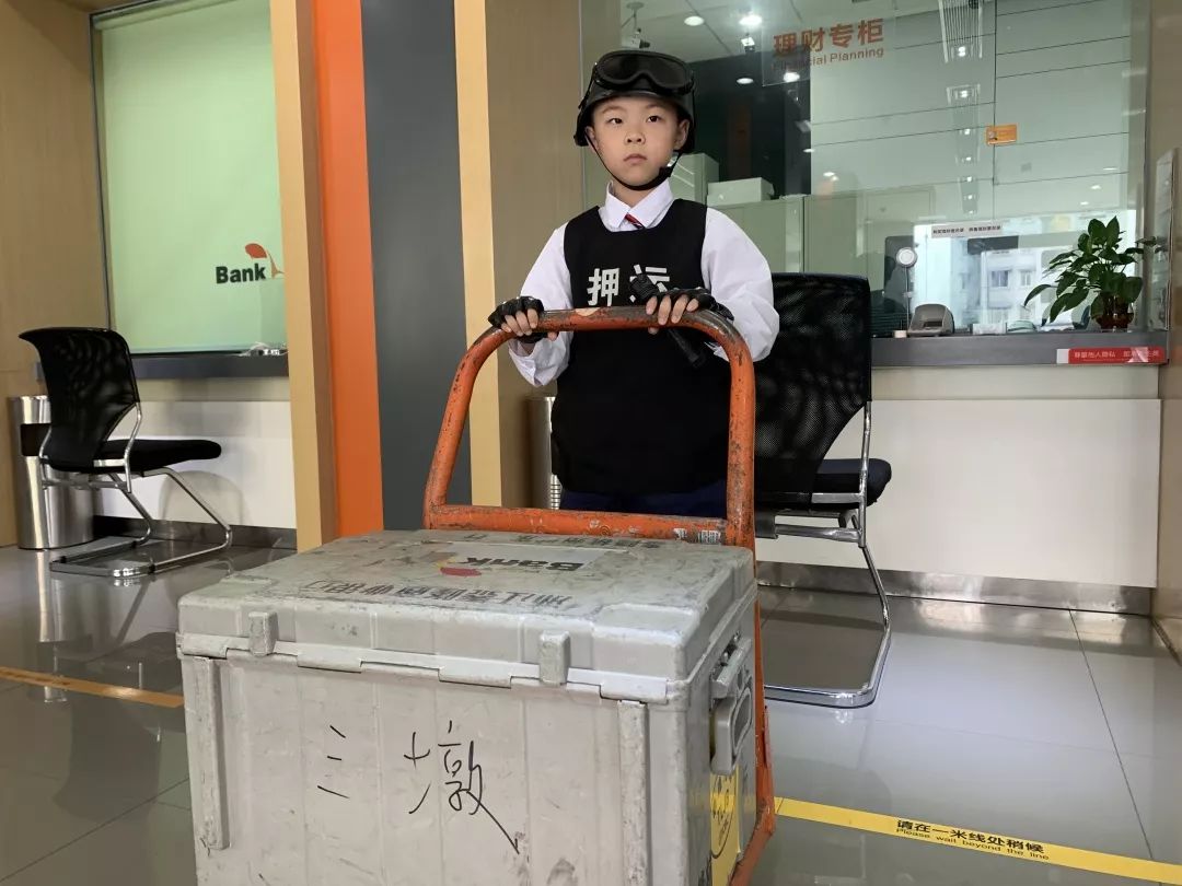 暑假银行活动,青少年暑假实践活动进银行简报