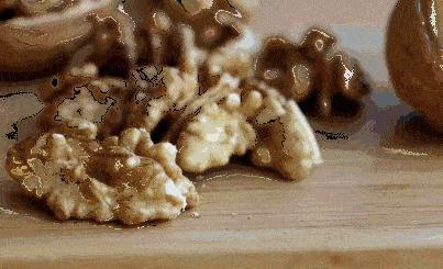 剥核桃如此简单再也不用小心,核桃剥外衣最简单的方法