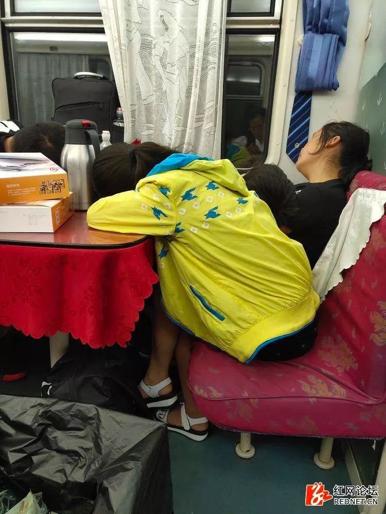 绿皮火车虽然缓慢但风雨无阻,缓慢行驶的绿皮火车