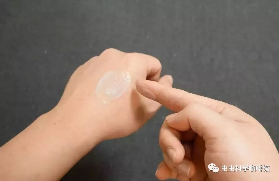 被蚊子咬了痒怎么快速止痒,被蚊子咬了挠痒动作