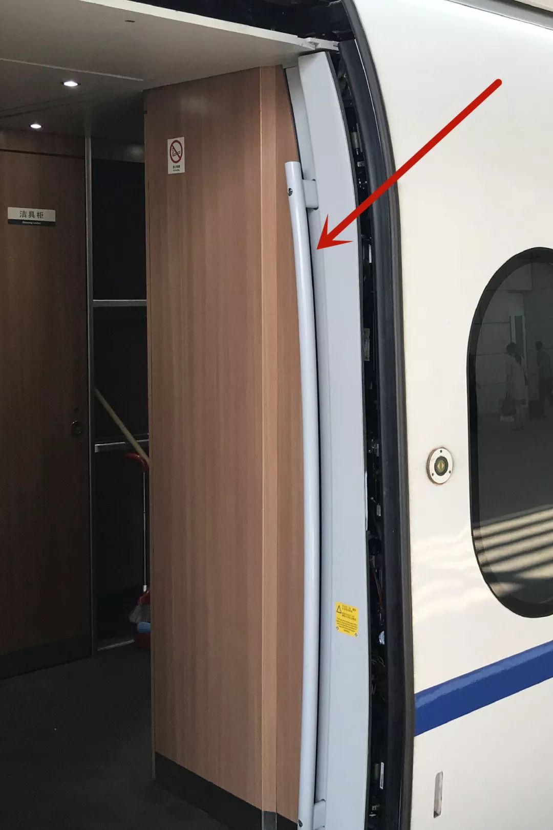 高铁上行李可以放在什么地方,高铁上带行李物品的规定