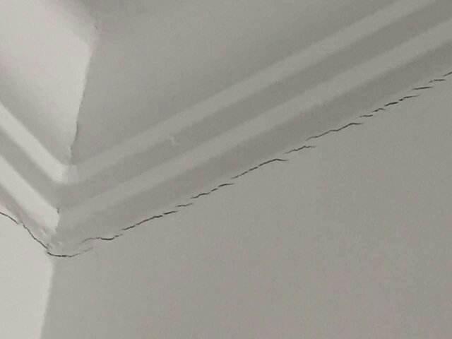 新房吊顶开裂处理后颜色不一样,客厅吊顶开裂的处理方法