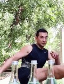 踢瓶盖挑战视频集锦,韩国人看各个国家踢正步