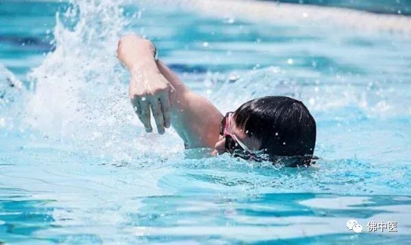 游泳防呛水诀窍,夏季游泳的急救方法