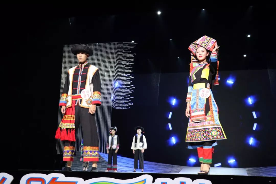 德宏五种少数民族服饰走秀音乐,云南少数民族服饰秀