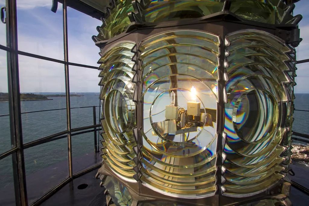 眼睛会发光的小虫,眼睛里有小虫子爬的感觉是咋回事