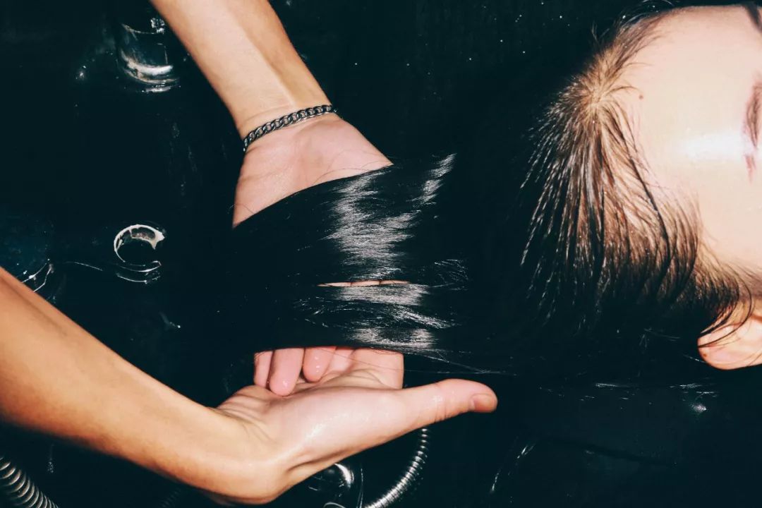 被虚假友情蒙蔽的“绿叶妹”，如今事业开挂反成“真公主”