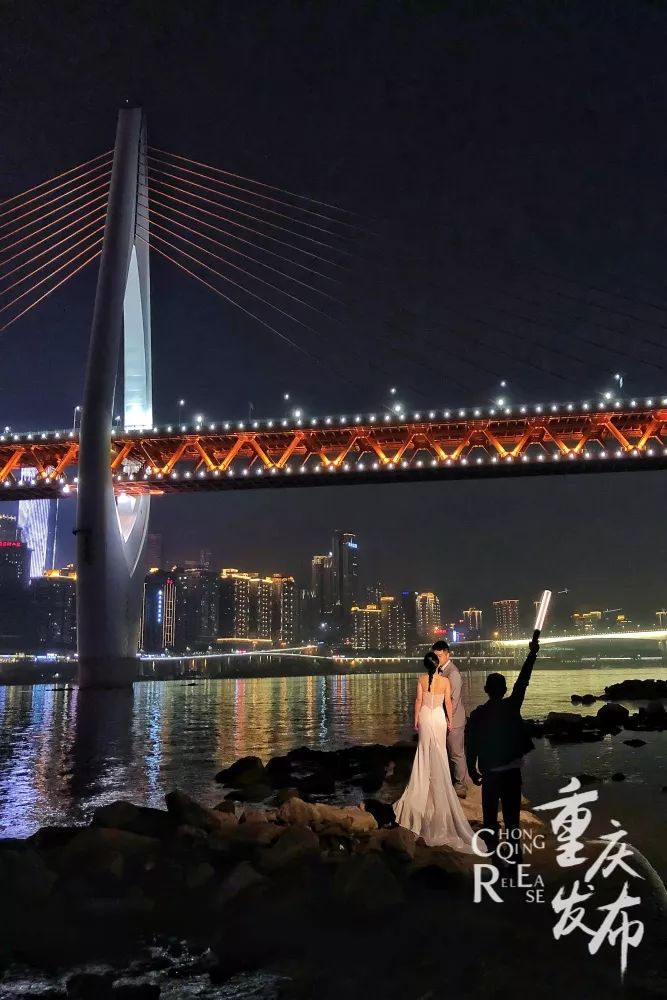 山城重庆夜晚如此宁静而美丽,夜晚的重庆格外迷人