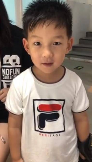 何洁儿子七宝展示才艺,何洁和七宝合影