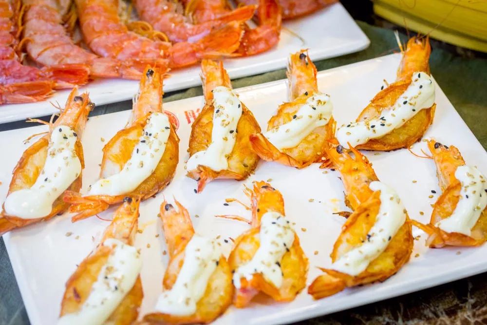 1元/只海白虾,2.8元/只鲍鱼,3.8元/只碳烤生蚝!啤酒喝一瓶还送一瓶!这家人气平价海鲜火锅老店让你嗨翻整个今夏