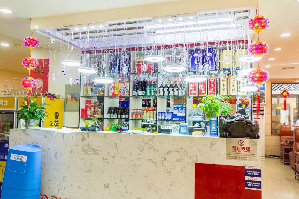 1元/只海白虾，2.8元/只鲍鱼，3.8元/只碳烤生蚝！啤酒喝一瓶还送一瓶！这家人气平价海鲜火锅老店让你嗨翻整个今夏