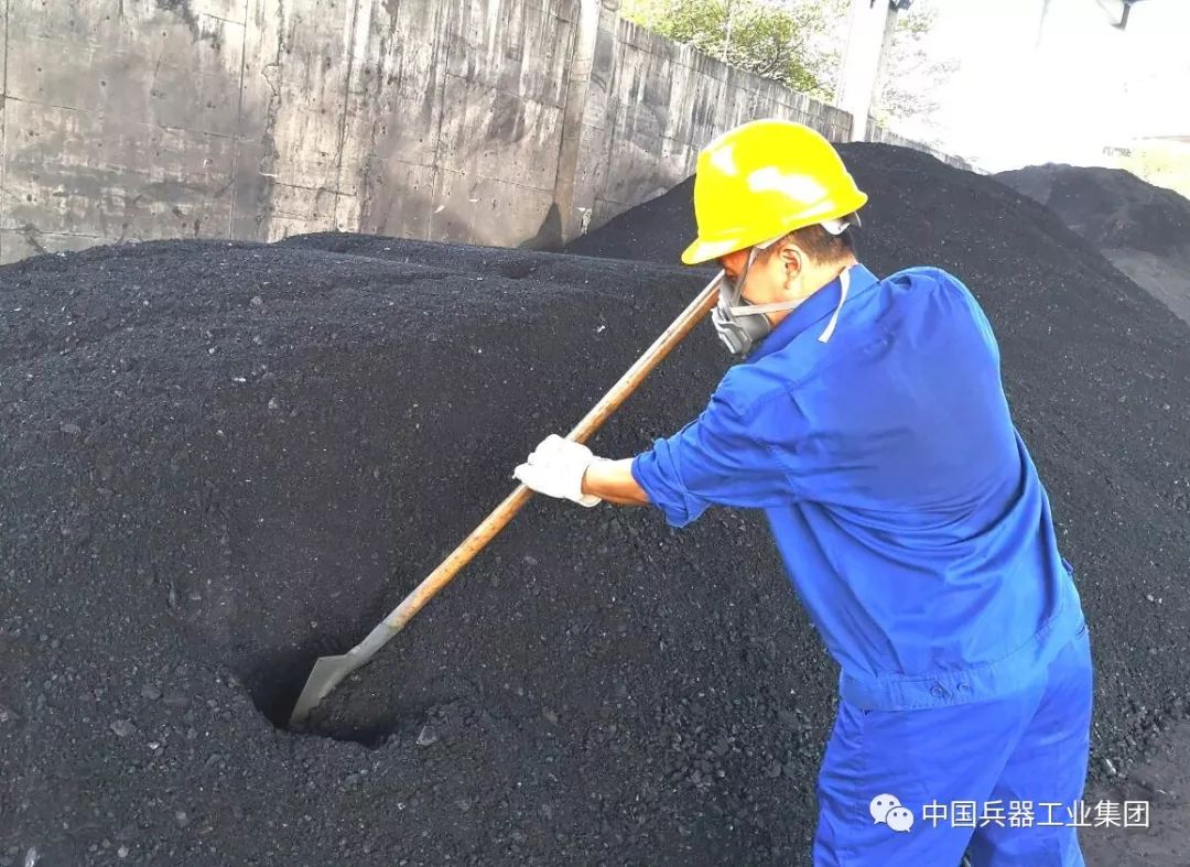 战高温电力工人头顶烈日带电作业,战高温迎考验