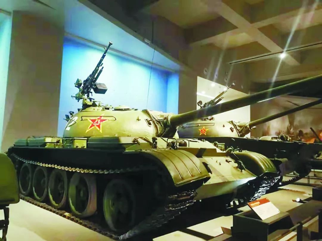 解放军以前的军装和现在的军装,6分钟看懂解放军装备变迁