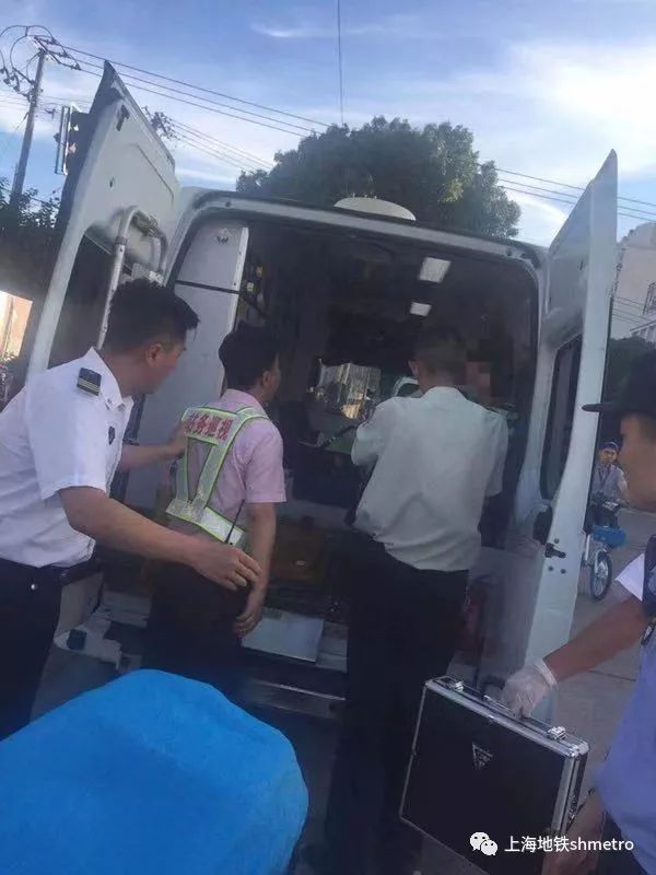 地铁乘客晕倒暖心一幕,女乘客地铁突然晕倒众人暖心相助