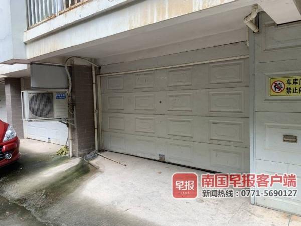 南宁一女士家中地板“冒汗”不止堪比回南天