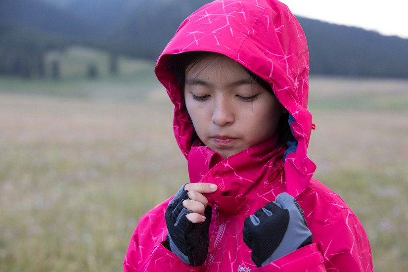 伊犁那拉提旅游冲锋衣穿搭,新疆伊犁风景冲锋衣