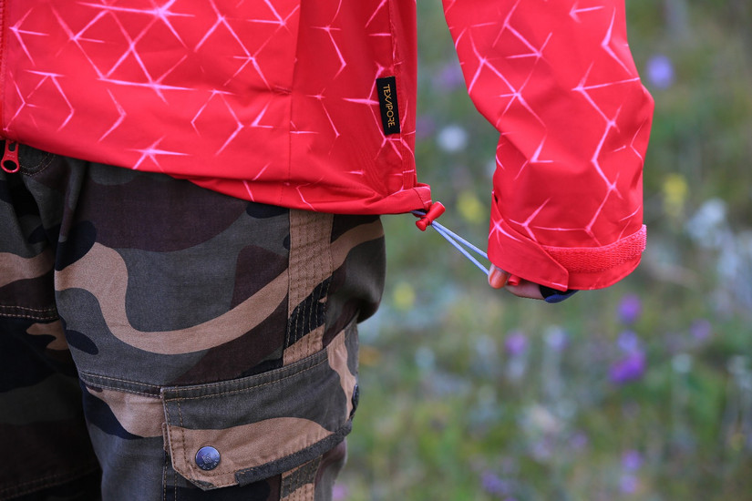 伊犁那拉提旅游冲锋衣穿搭,新疆伊犁风景冲锋衣